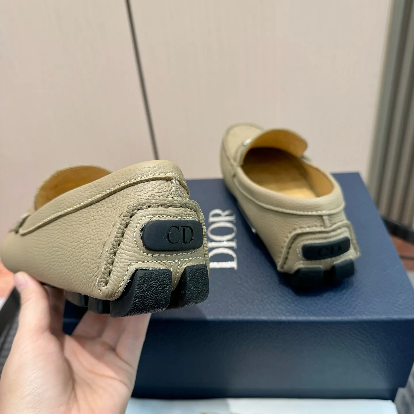 Men's shoes: 580💰 (Niu Li) (Dior Doudou shoes) Exclusive new model Official website new model The upper is made of high-quality imported calf, the color is delicate, and the flowing luxurious texture is tailor-made for exquisite men, creating a noble aura. Delicate and smooth lines. Cowhide lining. Size: 38-44, 45 customized. Outdoor driving shoes for experienced drivers🚗